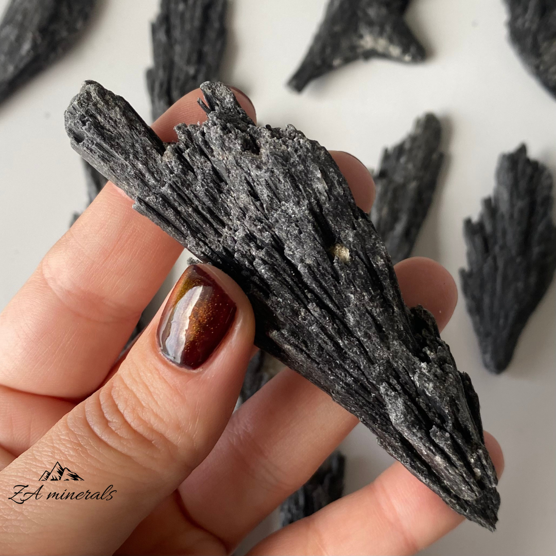 Black Kyanite (x12) 0.226kg TT13