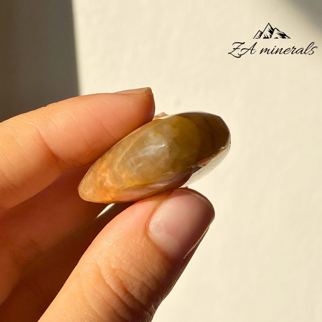 Polished Peach Moonstone Heart 0.022kg IZ13