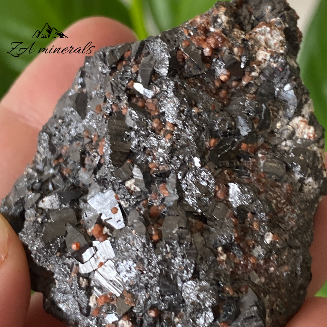 Hematite Garnet & Ettringite 133g IE3