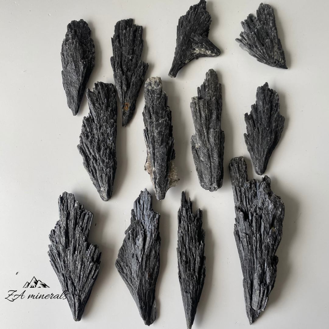 Black Kyanite (x12) 0.226kg TT13