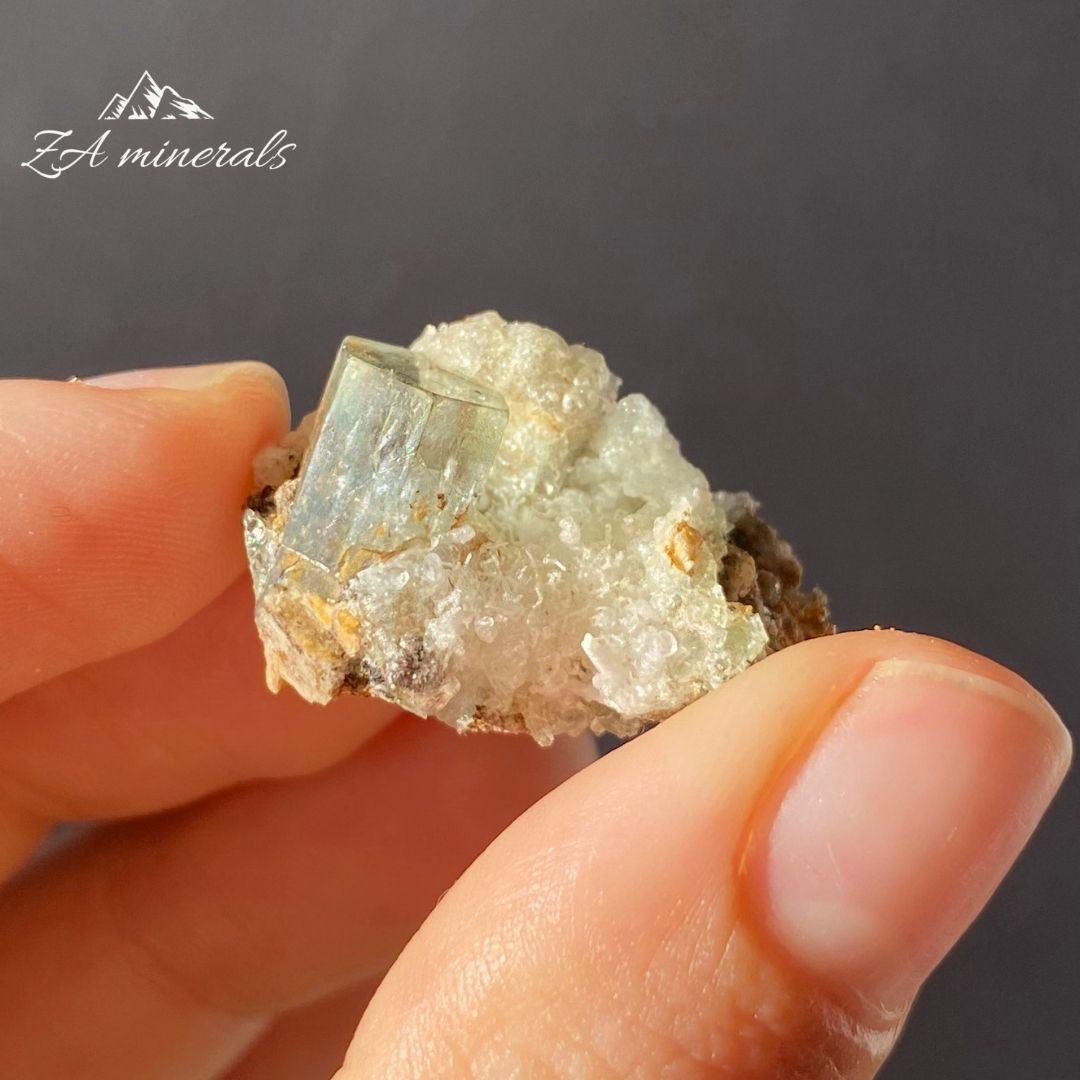 Aquamarine Hyalite (Opal-AN)  0.005kg IZ7