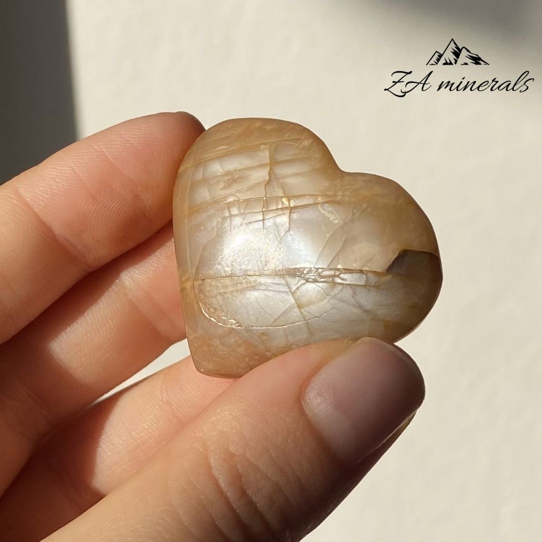 Polished Peach Moonstone Heart 0.022kg IZ13