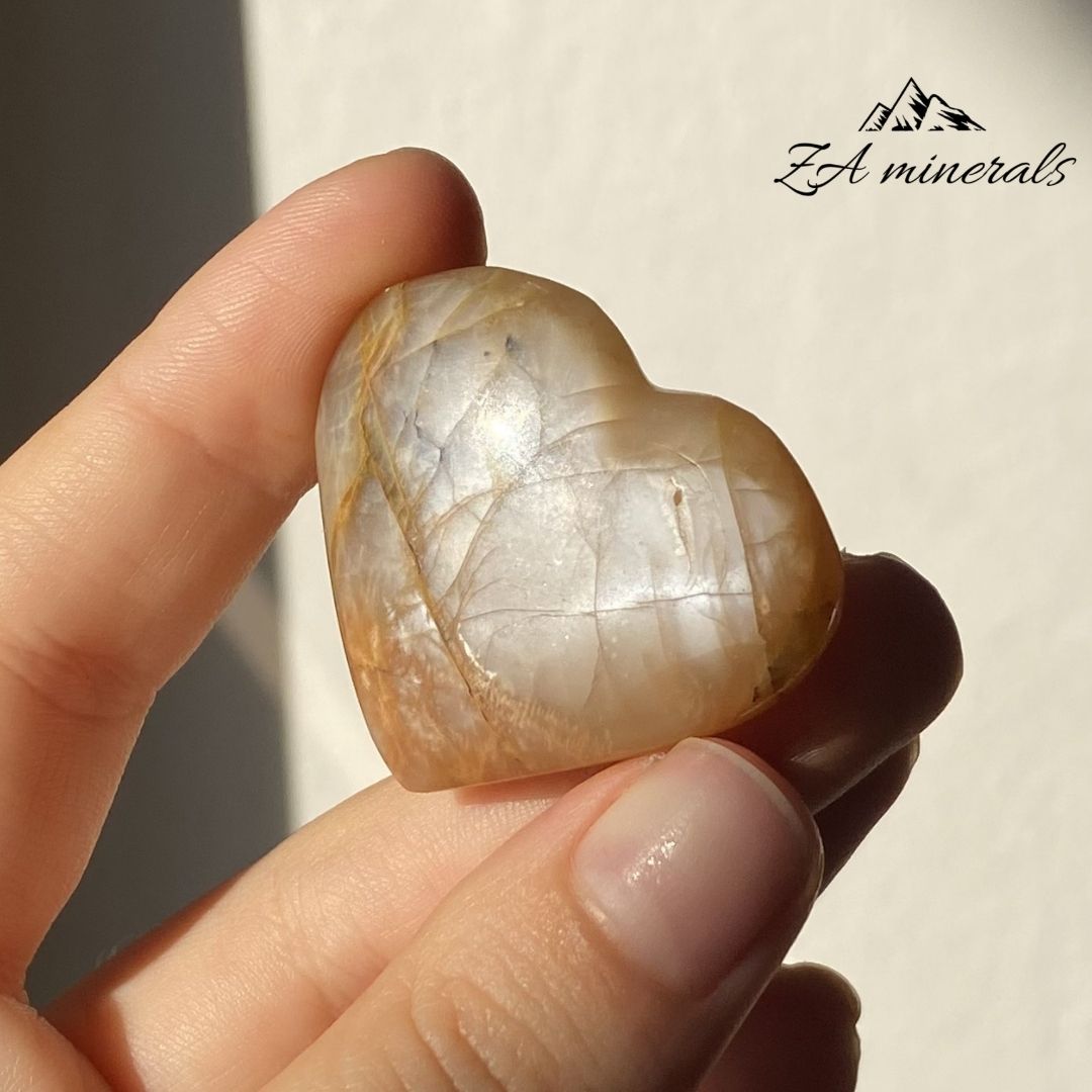 Polished Peach Moonstone Heart 0.022kg IZ13
