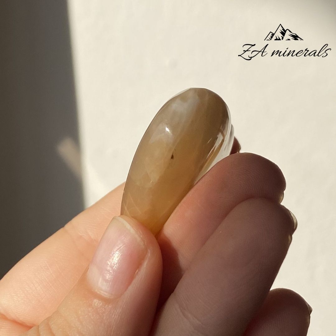Polished Peach Moonstone Heart 0.024kg IZ16