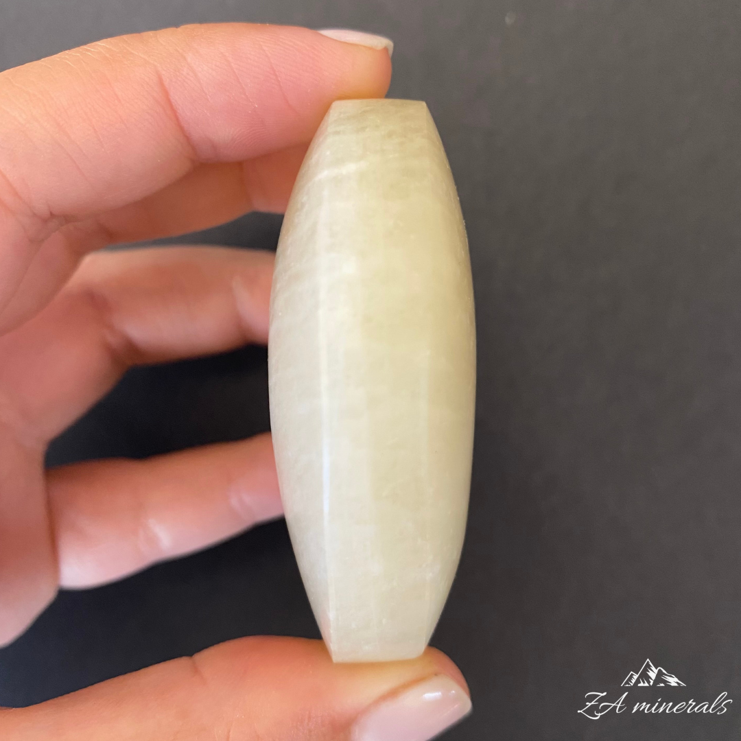 Polished Moonstone Palmstone 0.098kg IQ1