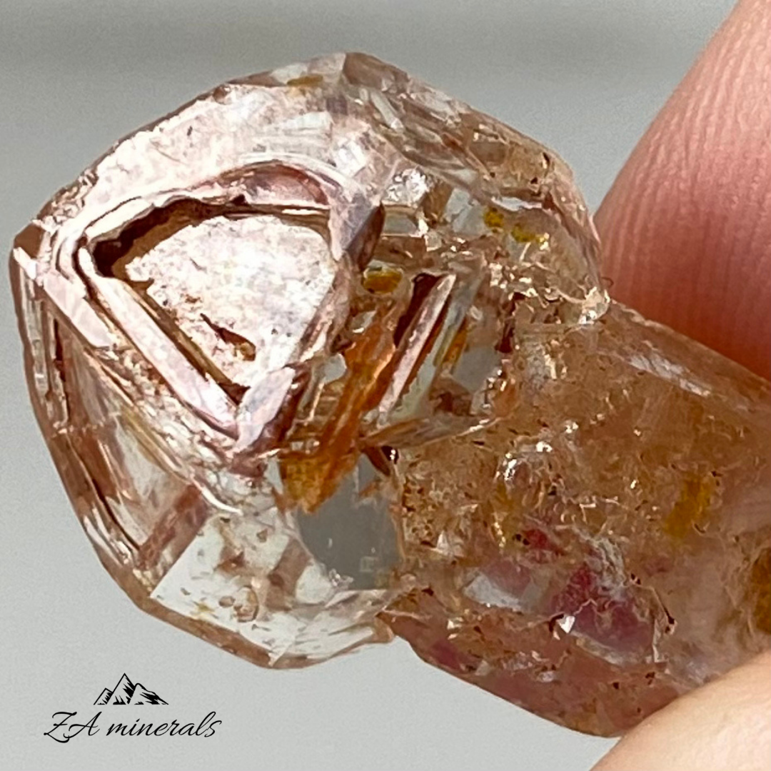 Fire Fly Quartz Scepter  0.004kg