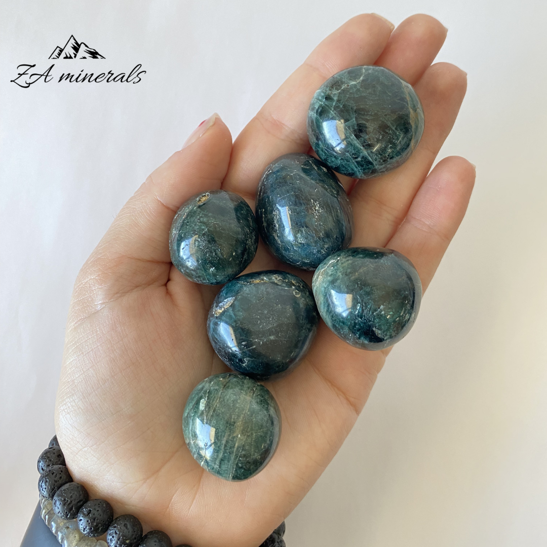 Size reference of the Apatite gumball in hand