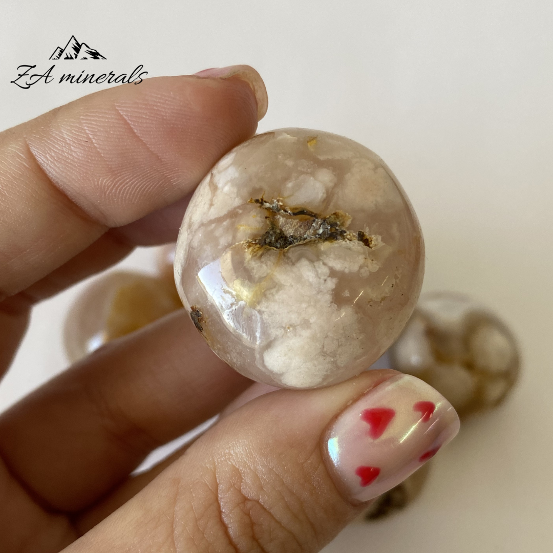 Size reference of the Flower Agate gumball