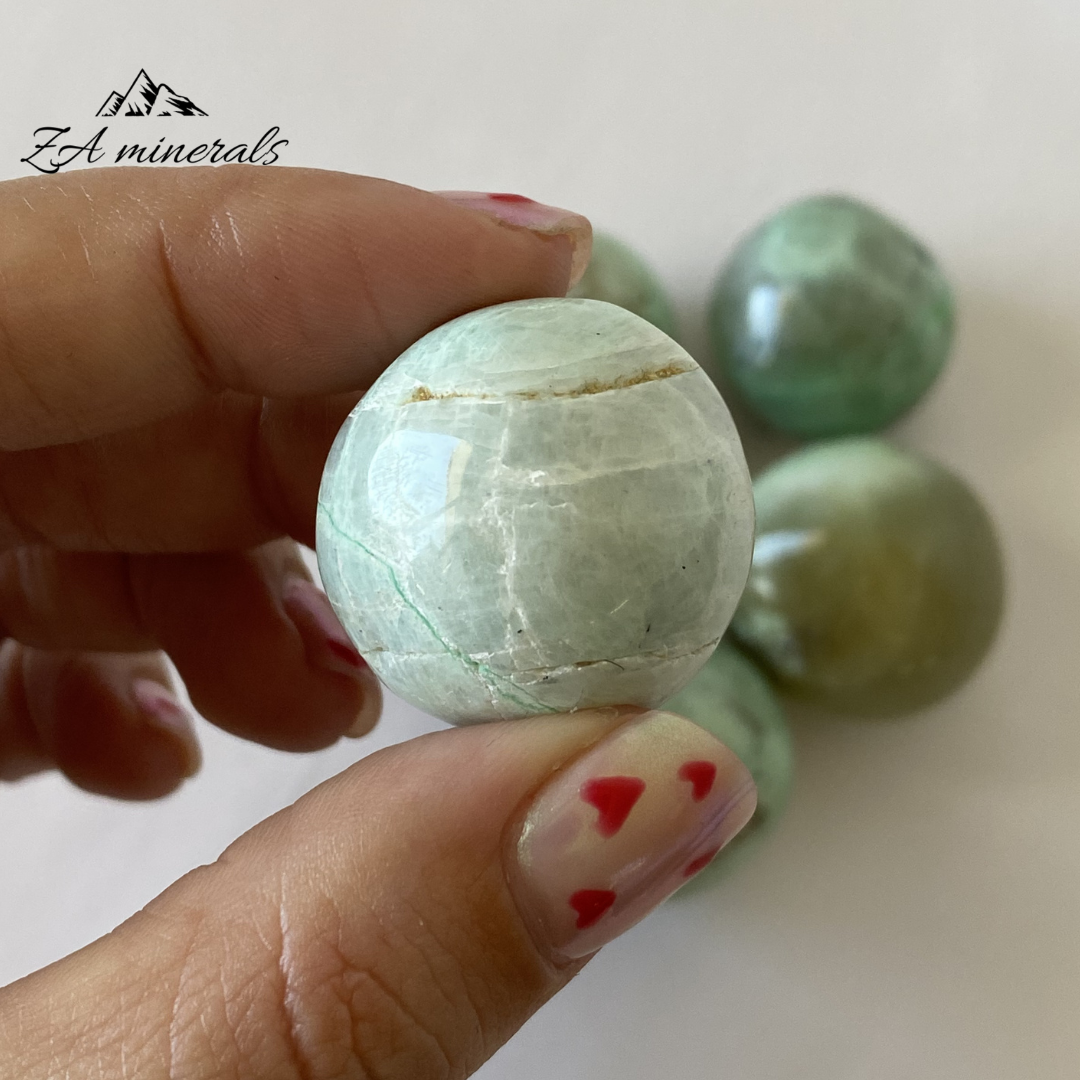 Size reference of Garnierite Gumball 