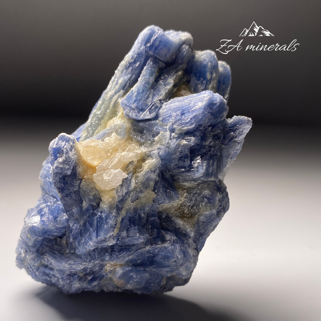 Kyanite & Quartz HR22