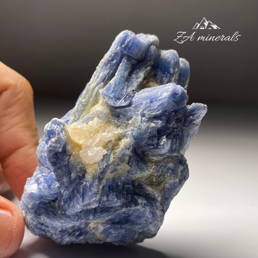 Kyanite & Quartz HR22