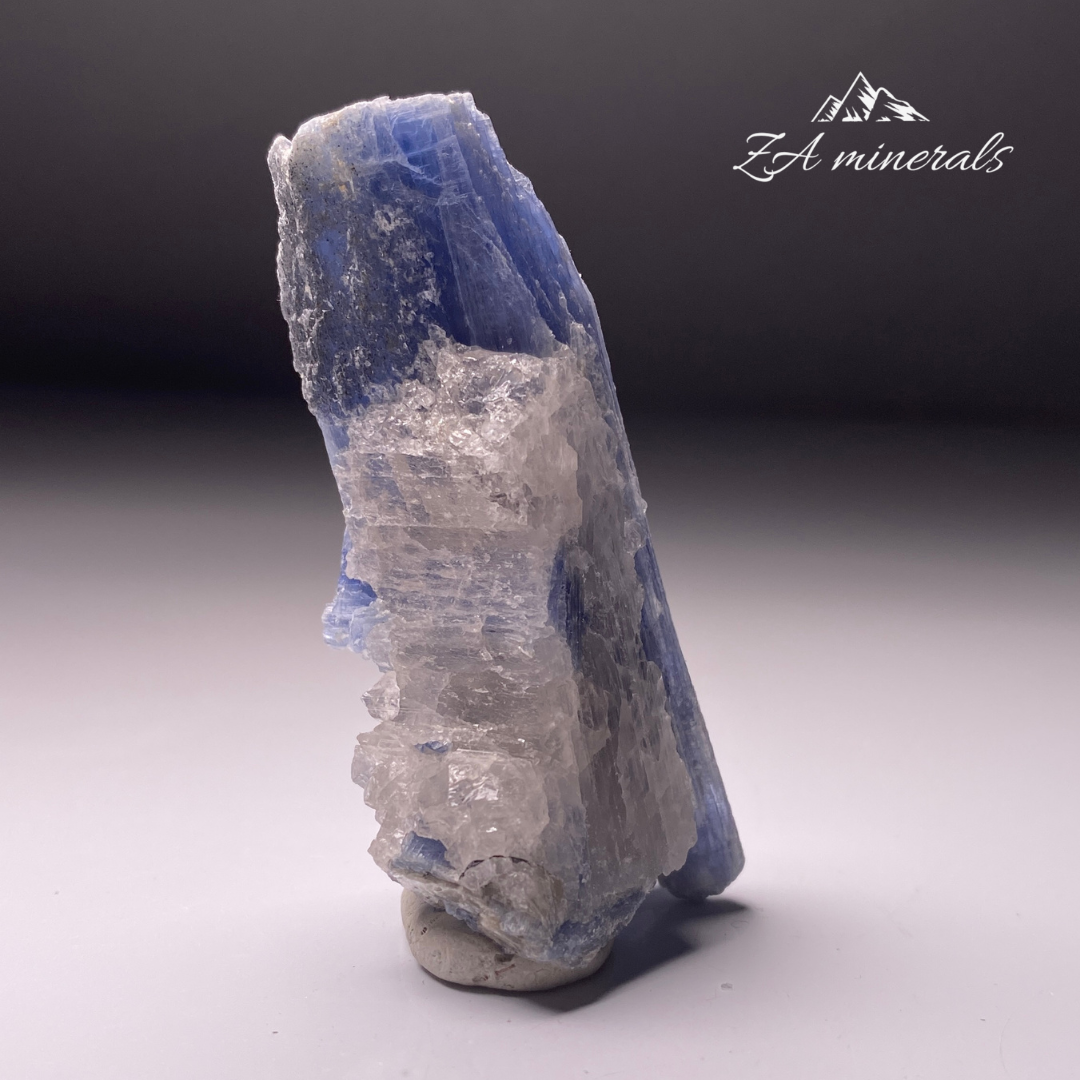 Kyanite on Quartz HR03